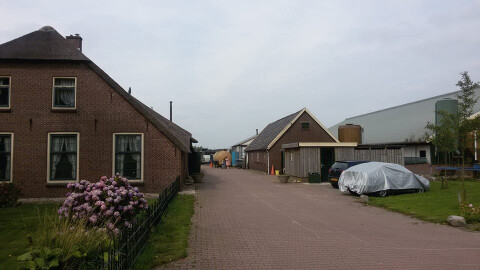 linksvoor, dat is het huis. 