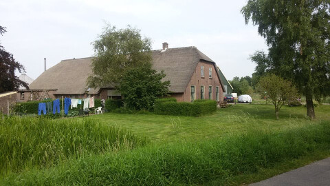 huis + tuin; bij dat heggetje kun je zitten.