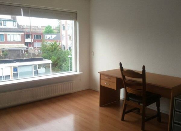 Aan de rustige kant van het huis en de koele kant in de ochtend