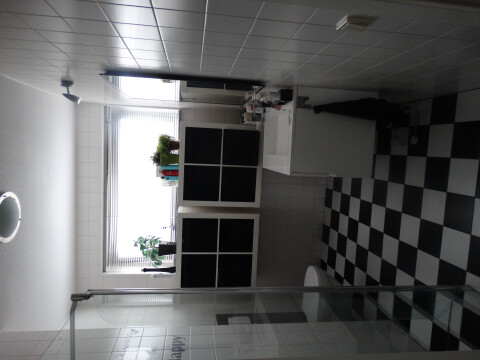 gedeelde badkamer met douche en toilet