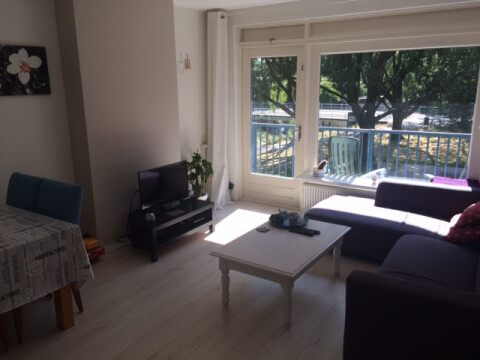 Woonkamer met balkon 