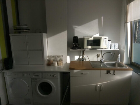 keuken met wasautomaat en droogtrommel (gedeeld)